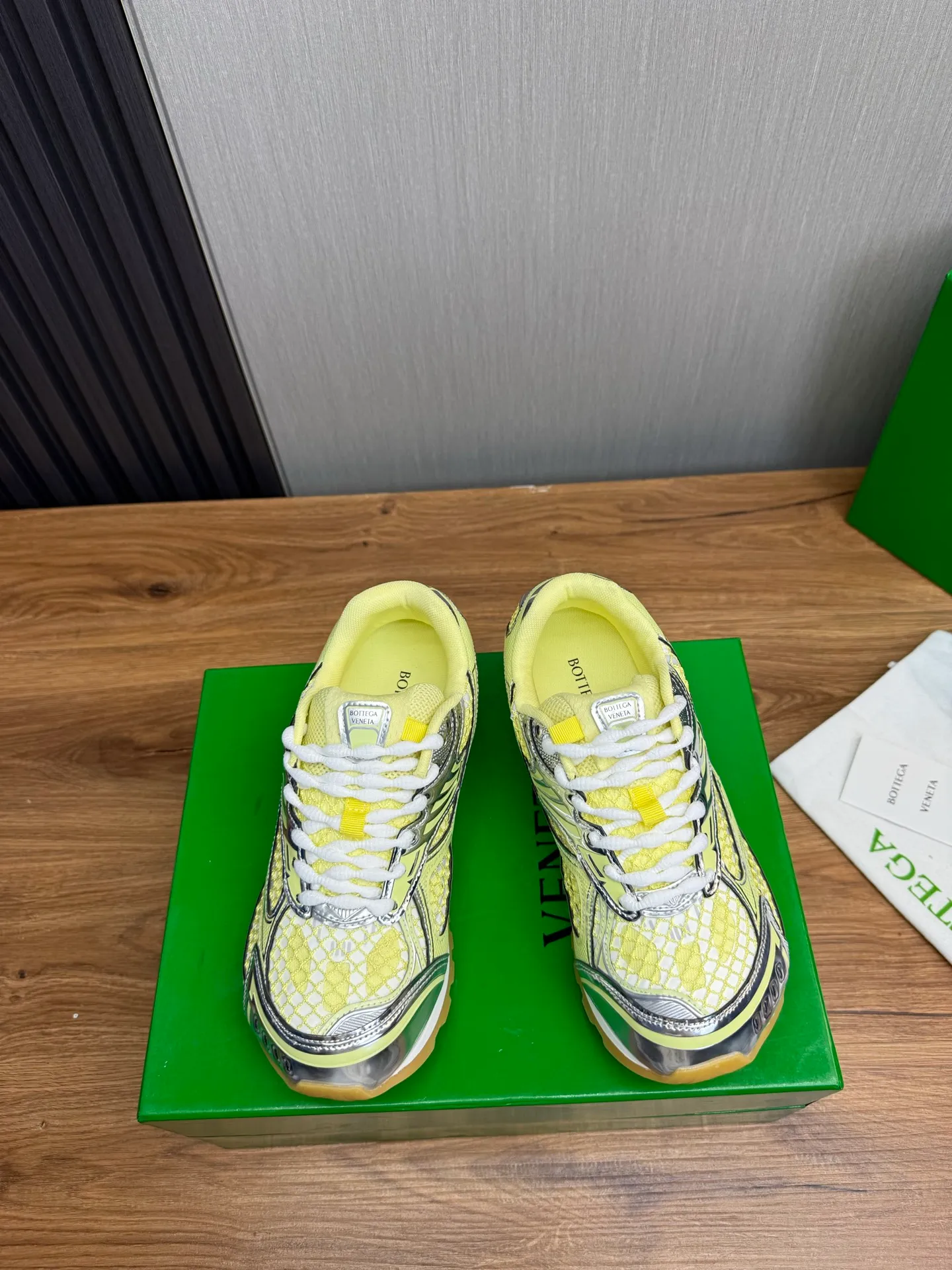 Men's men's shoes 💰620💰 BV top version 𝘽𝙊𝙏𝙏𝙀𝙂𝘼 𝙑𝙀𝙉𝙀𝙏𝘼 Orbit sneakers Wang Yibo same style couple style dad shoes 🩷💚 Runner sneakers, made of lightweight technical mesh fabric. Features a geometric patterned rubber outsole. Pay attention to the package craftsmanship ❕ High version shipping ❗️ Very nice, durable to play with and durable to make ✔️ Standard version 💯💯 The outsole is made of color-blocked TPU outsole. Women’s model 35-41 (40 41 customized) Men’s model 39-46 (45.46 customized) Equipped with original packaging